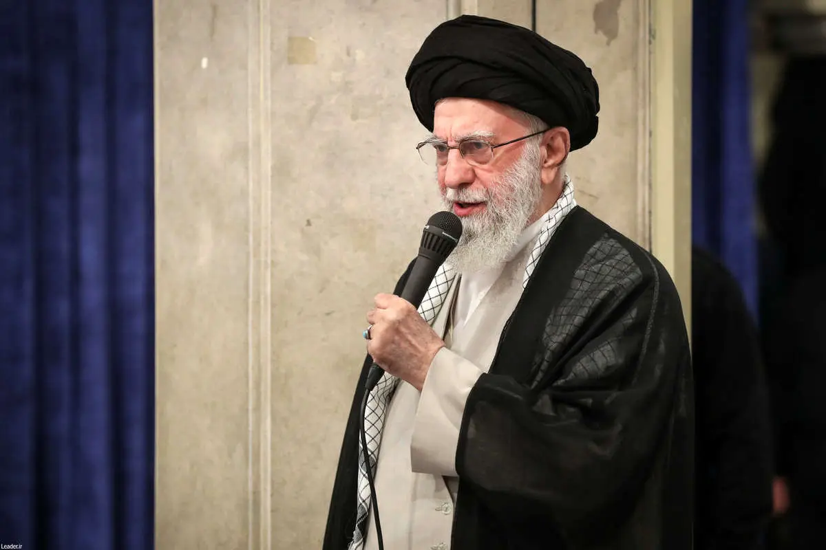 تصویری از رهبر انقلاب در کنار آیت الله جنتی و سید حسن خمینی