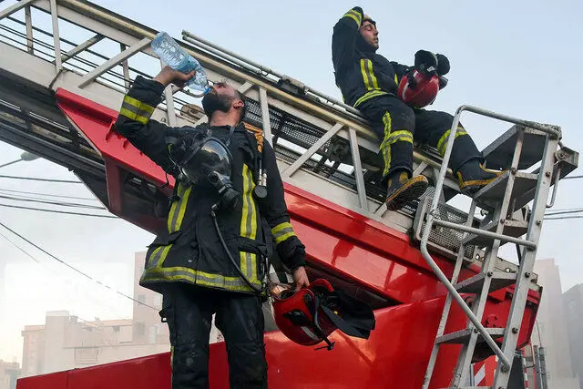 مهار آتش‌سوزی در نخیلات قطب‌آباد فین / ۸۰۰ نخل در آتش سوخت