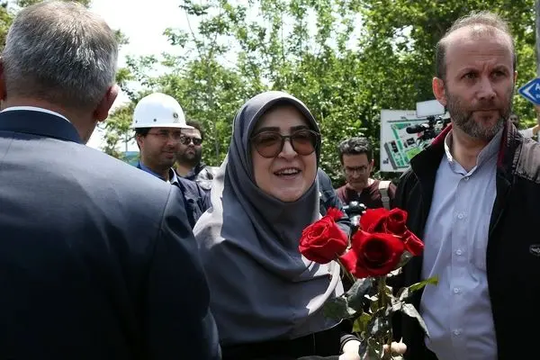 تصاویر؛ از اهدای گل تا سلفی با فاطمه مهاجرانی در آلستوم
