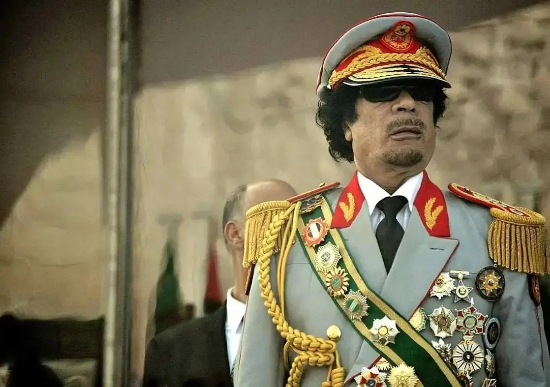  «معمر قذافی» با ظاهر خاص در اجلاس سران عرب در مصر؛ سال 1356 