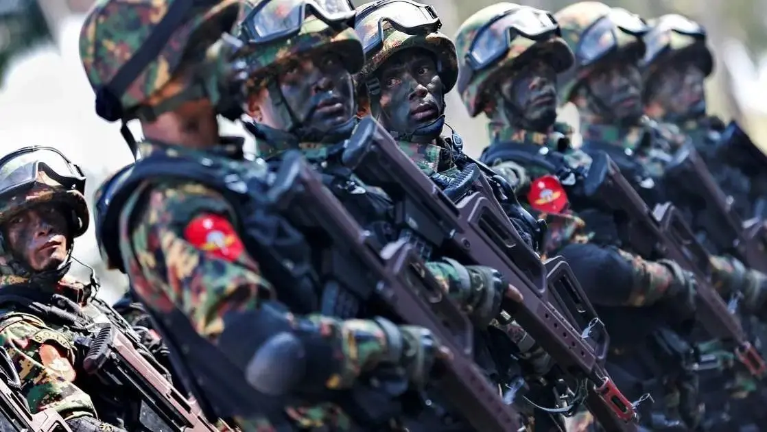 هدف قرار گرفتن سربازان ارتش میانمار هنگام گرفتن عکس یادگاری