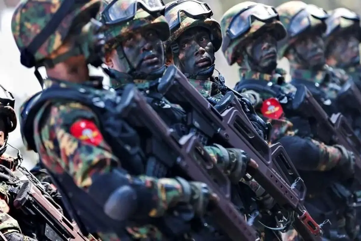 هدف قرار گرفتن سربازان ارتش میانمار هنگام گرفتن عکس یادگاری