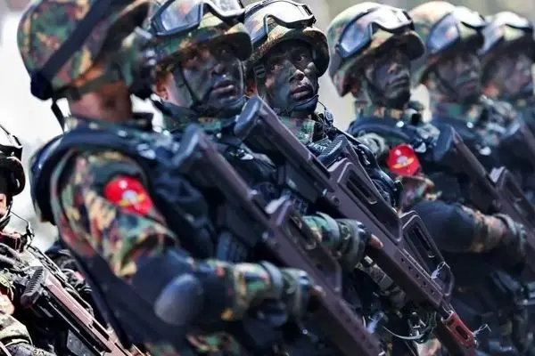 هدف قرار گرفتن سربازان ارتش میانمار هنگام گرفتن عکس یادگاری