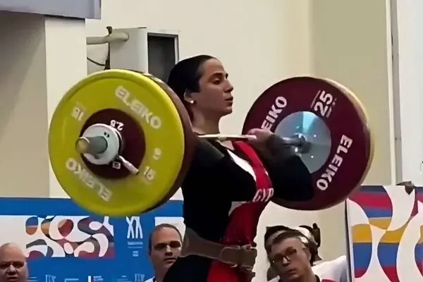 لحظه هولناک بیهوش شدن وزنه‌بردار زن هنگام بلند کردن وزنه