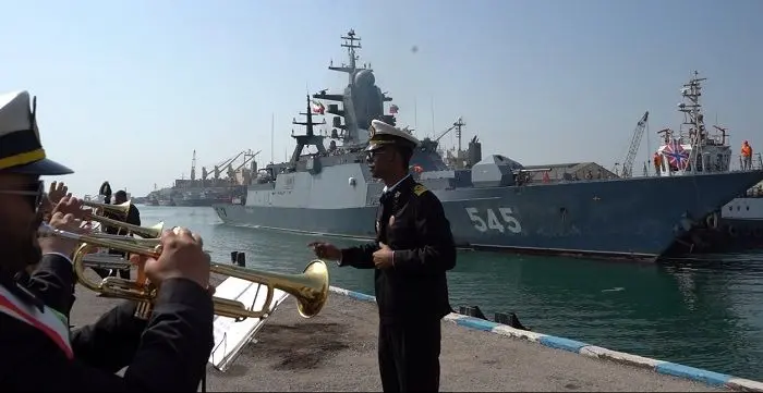 پهلوگیری ناو بالگردبر استویسکی روسیه در بندرعباس