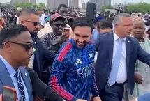 شهردار نیویورک با لباس آرسنال در نماز عید قربان