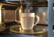 چرا جوشاندن آب در ماکروویو خطرناک است؟