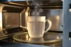 چرا جوشاندن آب در ماکروویو خطرناک است؟