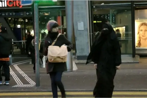 صحنه جنجالی فرار یک دختر مسلمان در متروی هلند
 