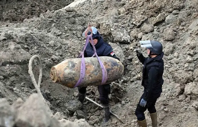 بمب ۴۷۰ کیلویی به‌جامانده از جنگ جهانی دوم در مرکز بلگراد خنثی و منتقل شد