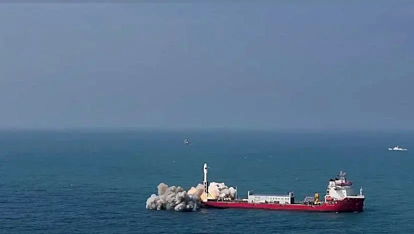 ببینید؛ پرتاب ماهواره پاکستانی از سکوی دریایی