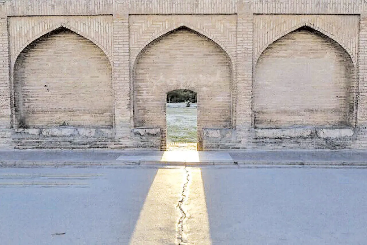 بمب ساعتی در اصفهان؛ زیر پای یک میلیون ایرانی در حال ریزش است!