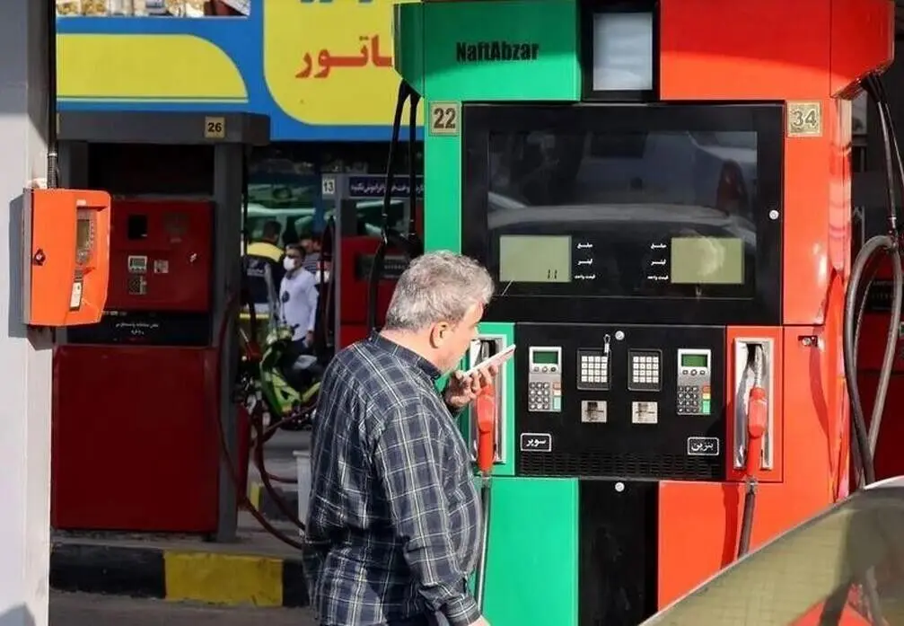 درخواست ۲۴۱ نماینده از دولت درباره سه نرخی شدن بنزین
