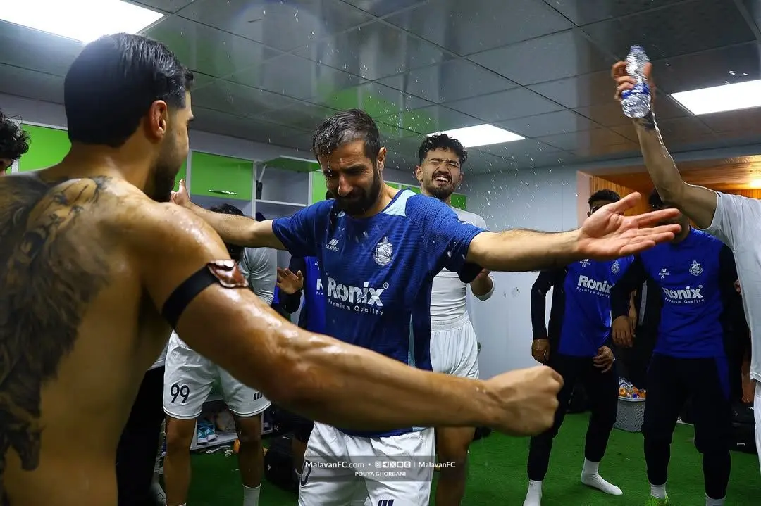 جشن صعود در رختکن؛ بازیکنان ملوان با رقص شادی کردند