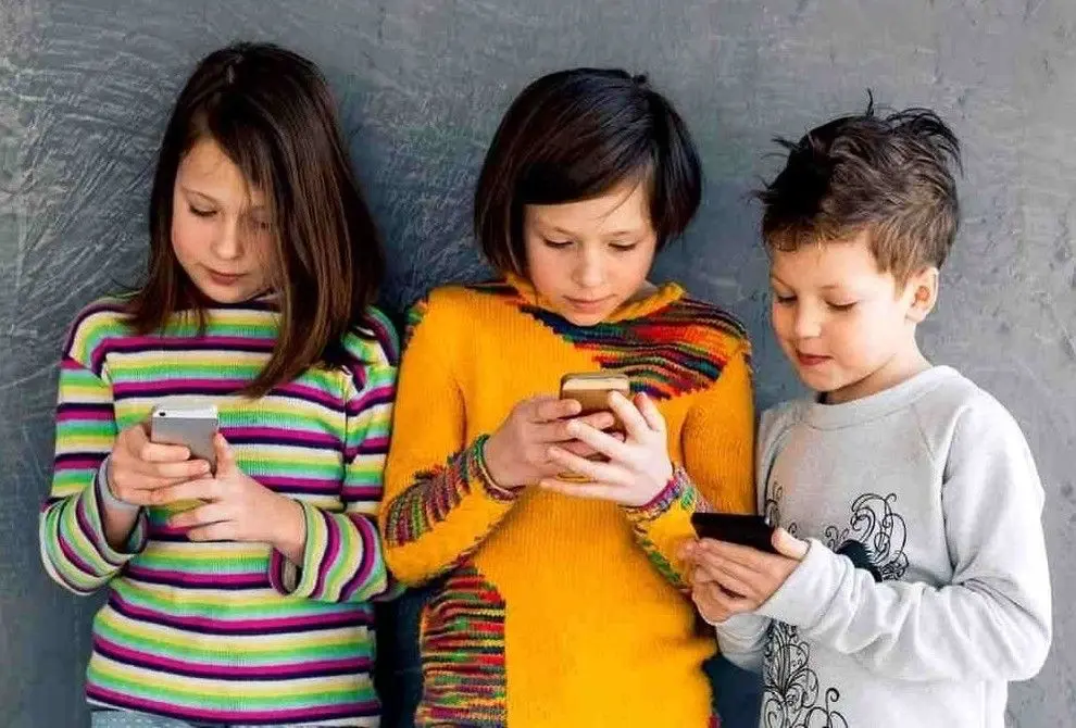 موبایل چه بلایی بر سر مغز کودکان می‌آورد؟
