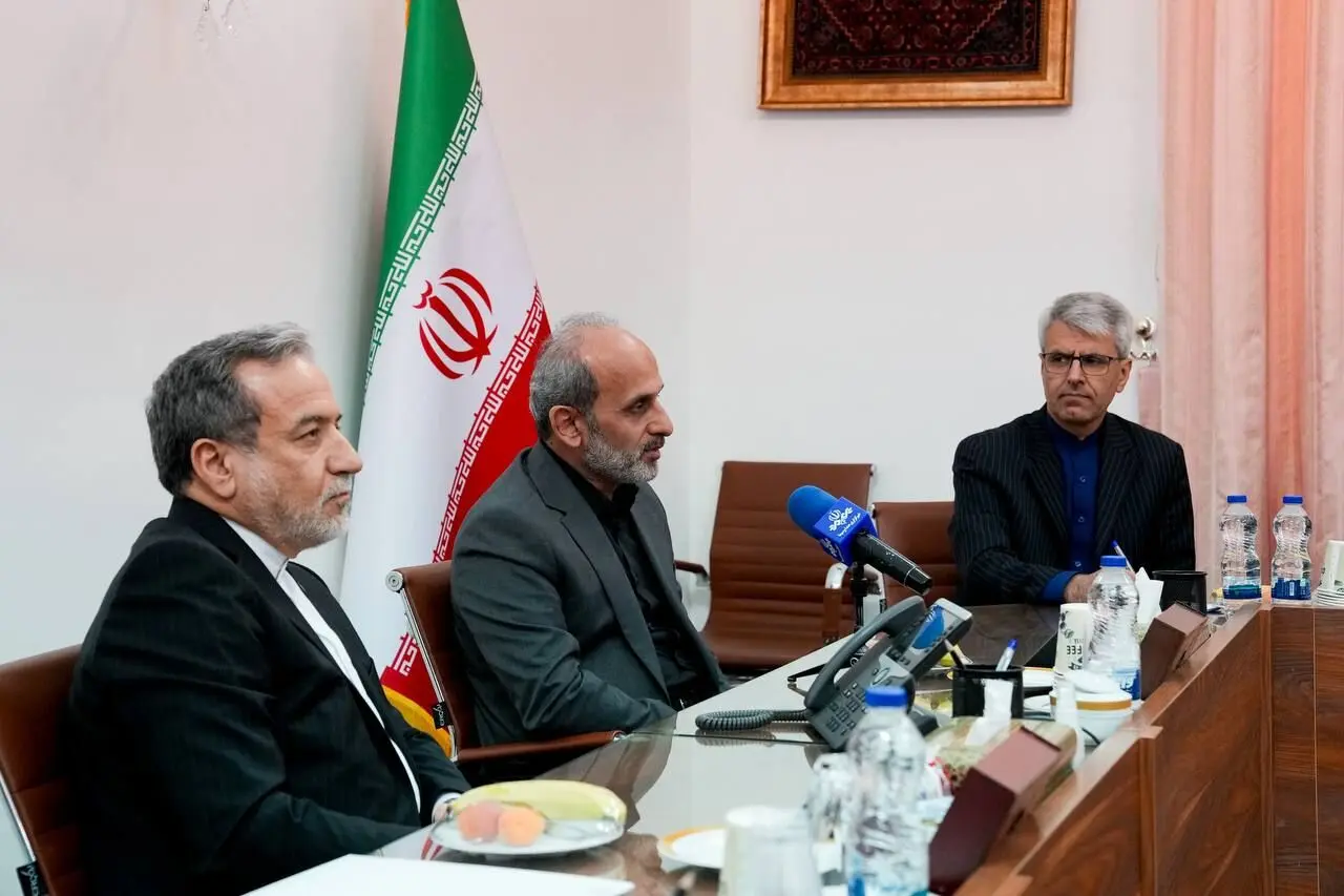 تصاویر؛ عراقچی، جبلی و بقائی دور یک میز