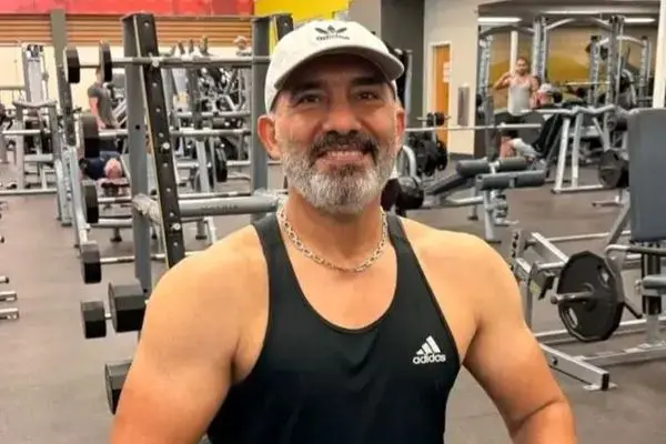 عابدزاده در وضعیتی عجیب؛ کتک خوردن درحال شنا!