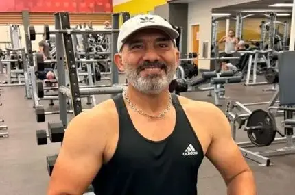 عابدزاده در وضعیتی عجیب؛ کتک خوردن درحال شنا!