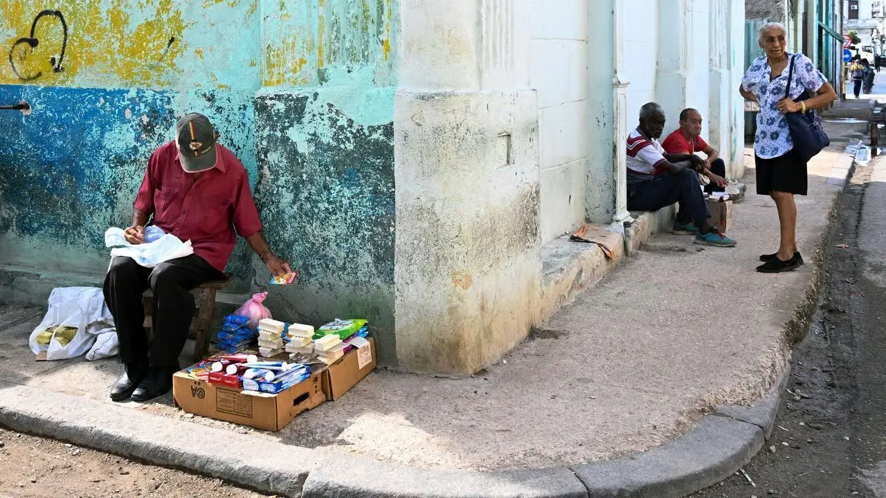 مردم میان فقر مطلق و فرار از کشور گرفتار شده‌اند