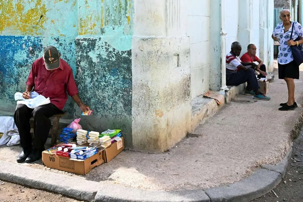 مردم میان فقر مطلق و فرار از کشور گرفتار شده‌اند