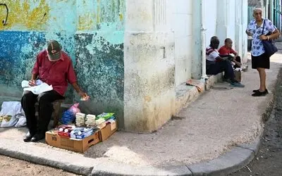 مردم میان فقر مطلق و فرار از کشور گرفتار شده‌اند