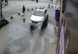 ببینید؛ شیر آتش‌نشانی دردسرساز!