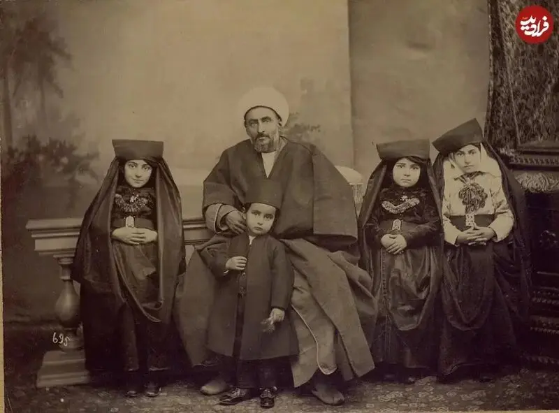 یک روحانی و فرزندانش