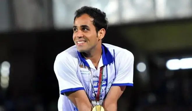 ستاره سابق استقلال چهار گوشه زمین را بوسید و خداحافظی کرد!