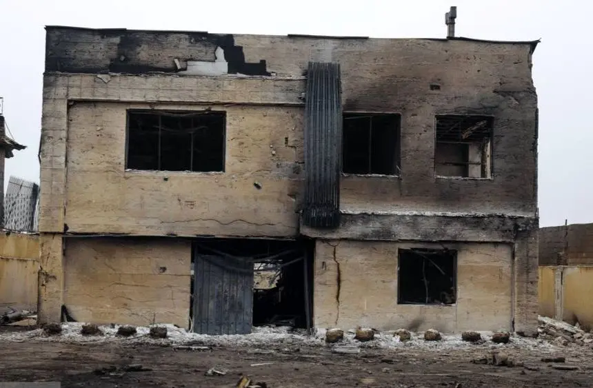 تصاویر؛ نابودی یک مدرسه در حمله به منطقه انبار نفت