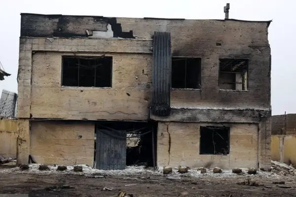 تصاویر؛ نابودی یک مدرسه در حمله به منطقه انبار نفت