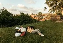 چرا خواندن همزمان دو کتاب برای مغز مفید است؟