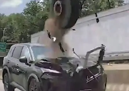 لاستیک سرگردان در بزرگراه شاسی‌بلند را متلاشی کرد