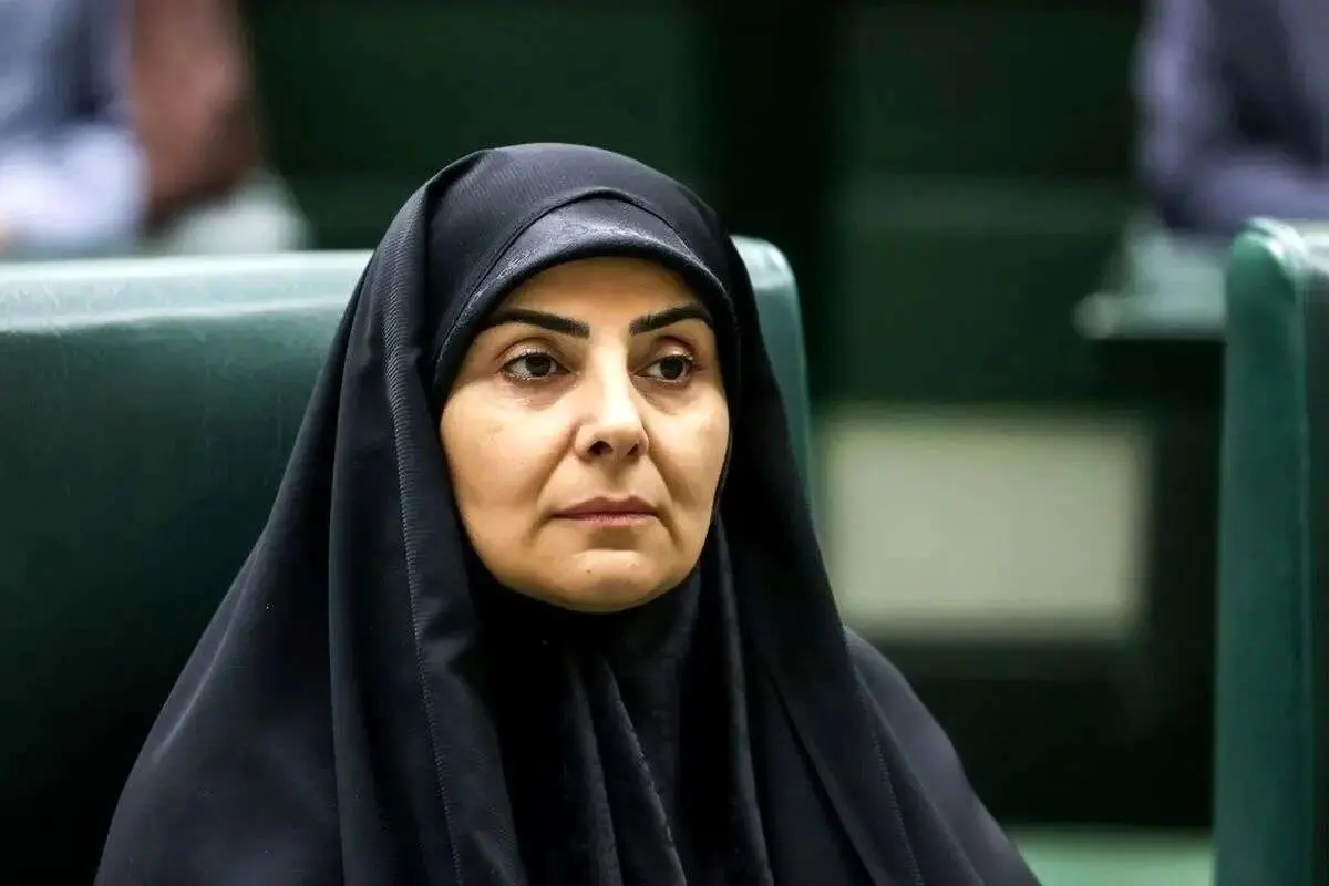 چرا با کسی که پدر شهید یکی از وزیران را کمونیست میخواند، برخورد نمیکنید؟
