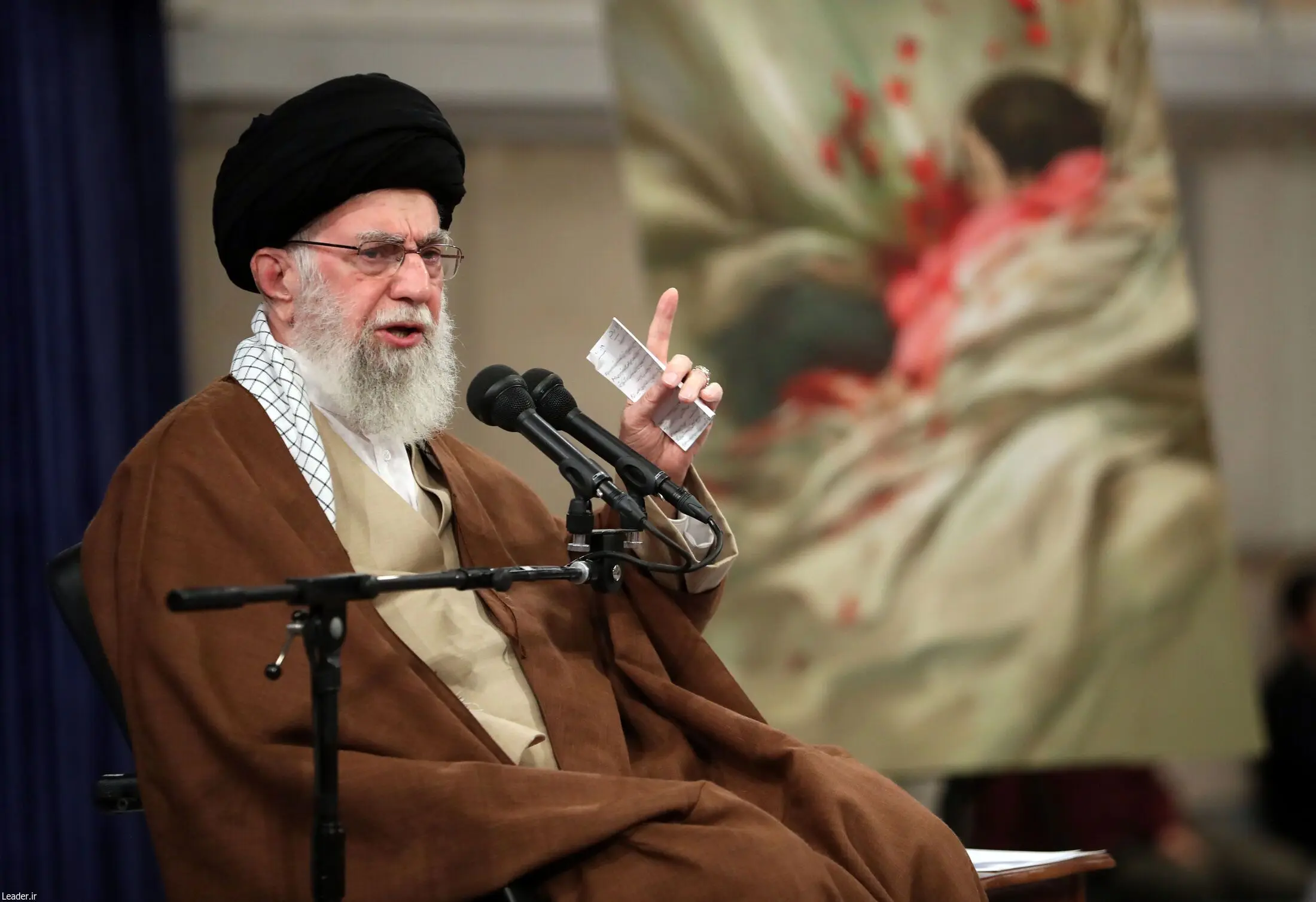 رهبر انقلاب: ملّت ایران، هویت خود را به رخ دشمنان کشید