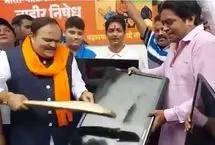 ببینید؛ شکستن تلویزیون در اعتراض به مسابقه کریکت هند و پاکستان