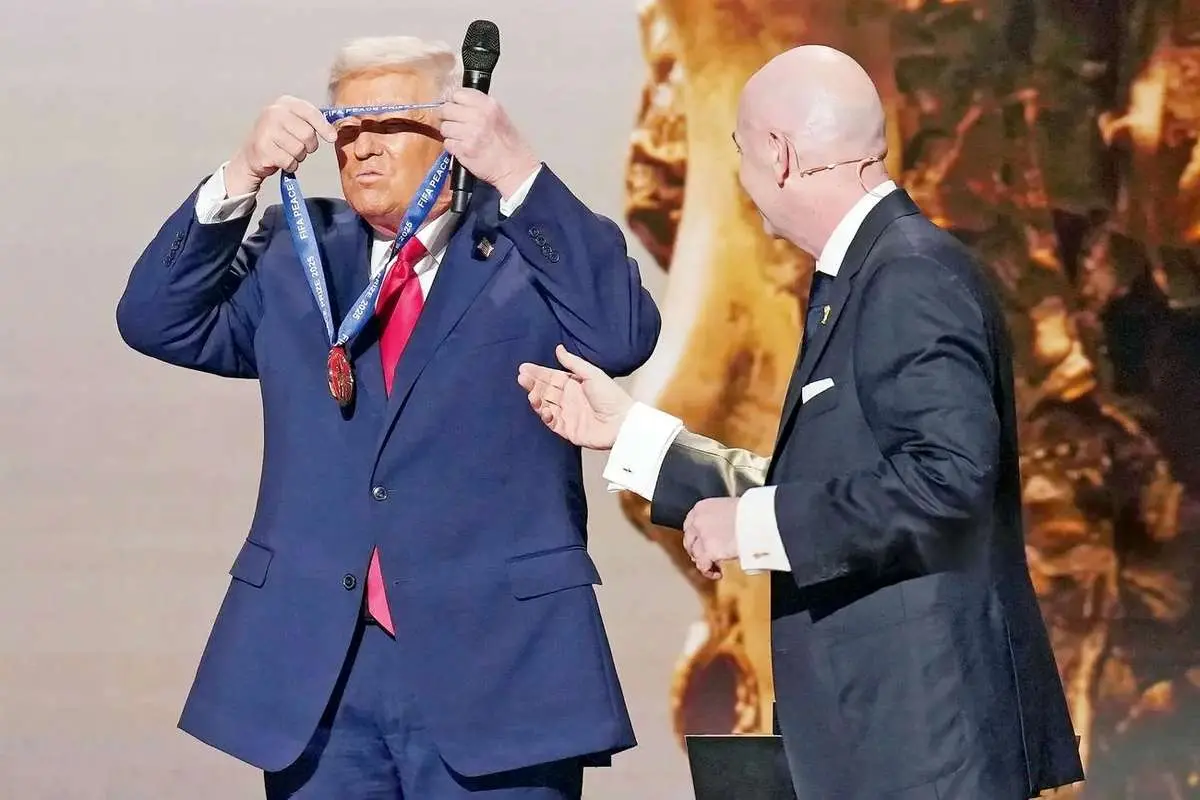 دست پنهان پشت جایزه/ درباره مدال صلح فیفا به دونالد ترامپ