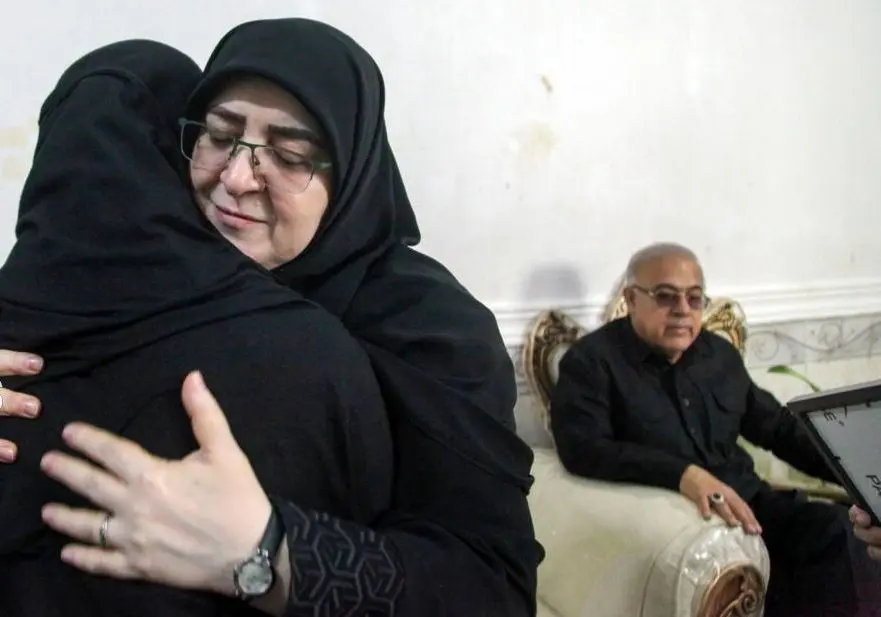 تصاویر؛ فاطمه مهاجرانی در جمع خانواده‌های داغدار میناب