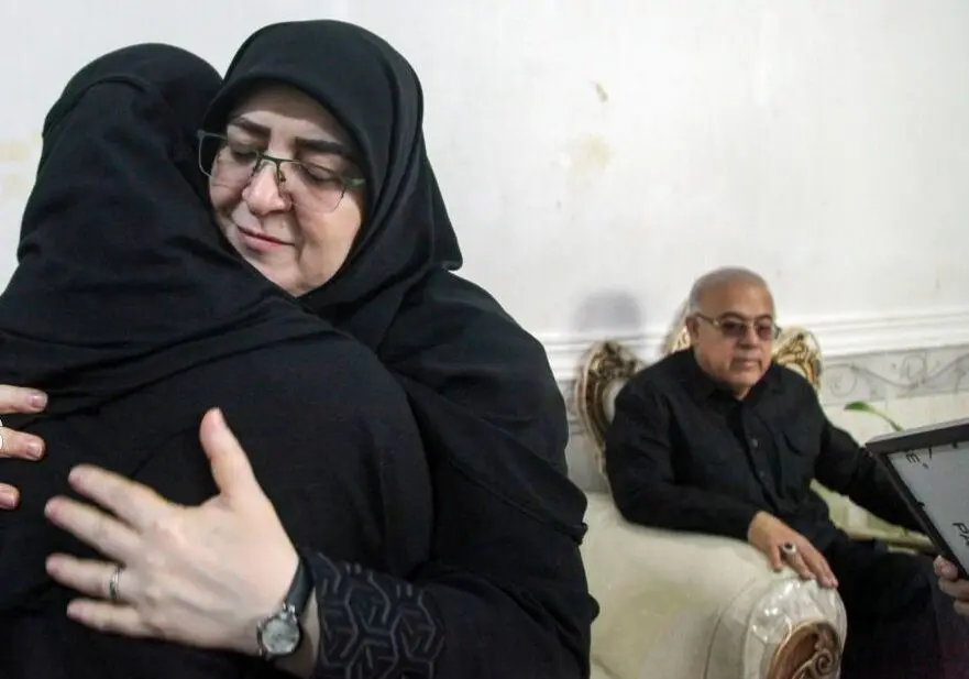 تصاویر؛ فاطمه مهاجرانی در جمع خانواده‌های داغدار میناب