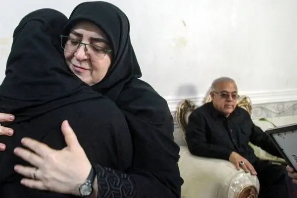 تصاویر؛ فاطمه مهاجرانی در جمع خانواده‌های داغدار میناب