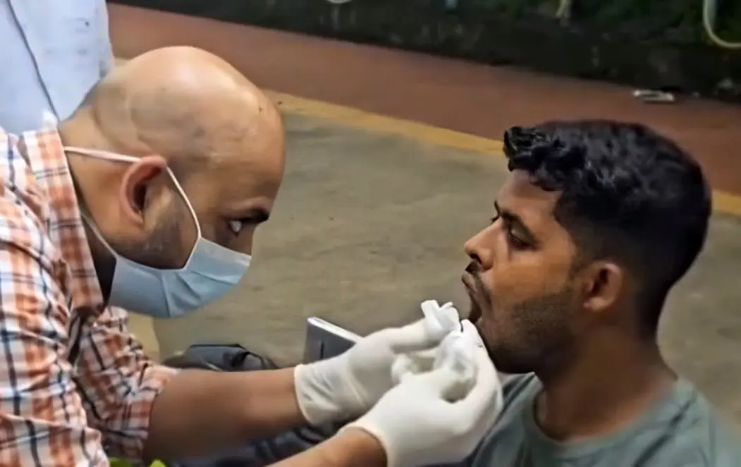 ببینید؛ دررفتگی ناگهانی فک یک مسافر هنگام خمیازه 