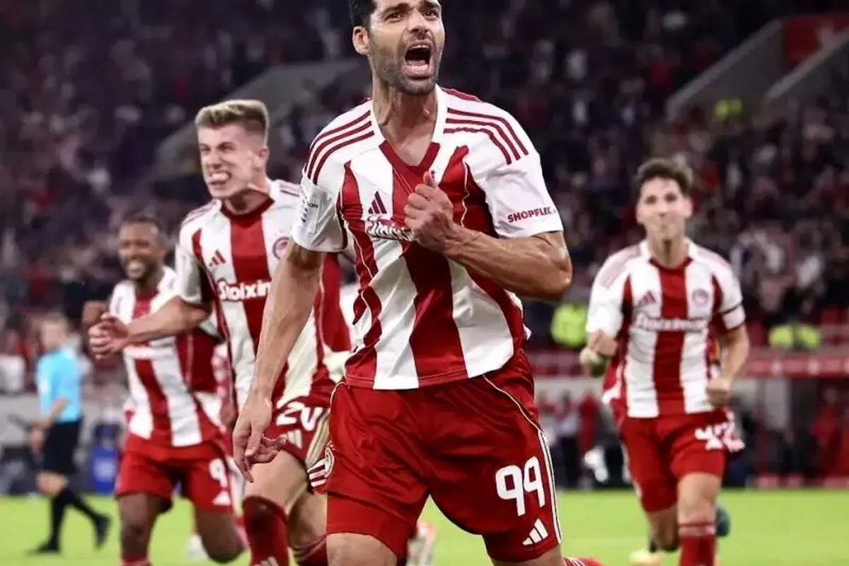 تصویر؛ خوشحالی گل طارمی روی پوستر بازی المپیاکوس