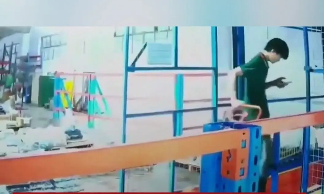 ببینید؛ کارگر حواس‌پرت به درون چاه آسانسور سقوط کرد