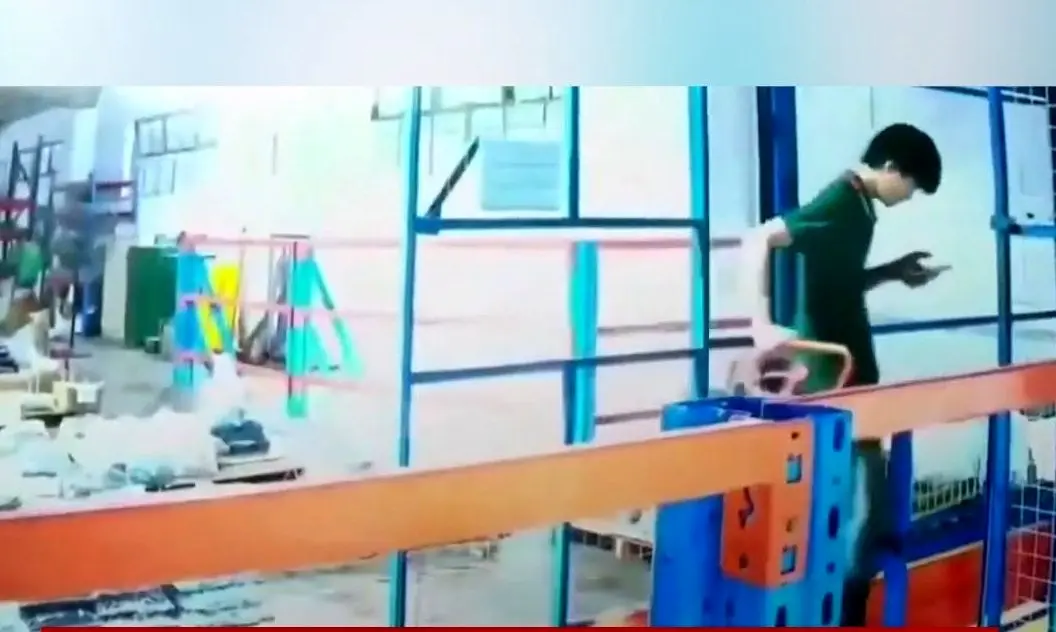 ببینید؛ کارگر حواس‌پرت به درون چاه آسانسور سقوط کرد