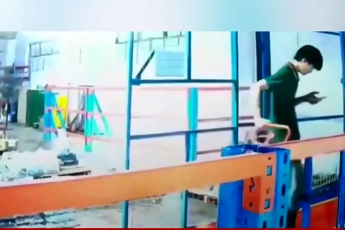 ببینید؛ کارگر حواسپرت به درون چاه آسانسور سقوط کرد