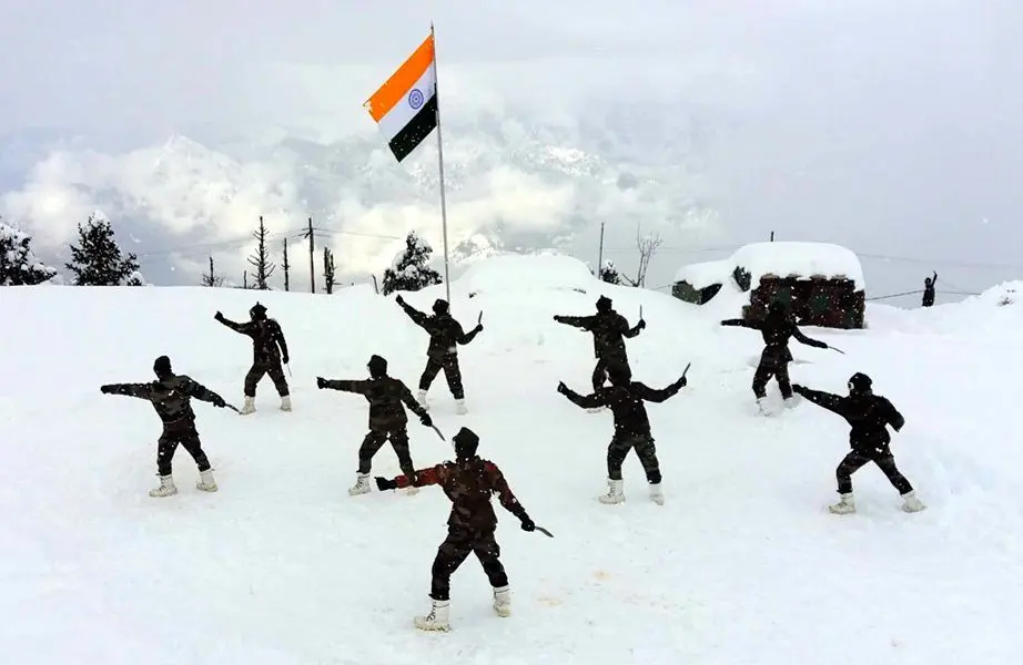لحظه‌ای شاد از دل ارتفاعات؛ سربازان هندی روی برف کریکت بازی کردند