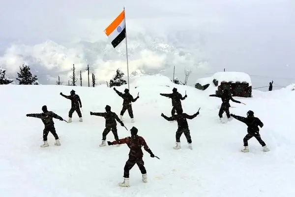 لحظه‌ای شاد از دل ارتفاعات؛ سربازان هندی روی برف کریکت بازی کردند