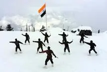 لحظه‌ای شاد از دل ارتفاعات؛ سربازان هندی روی برف کریکت بازی کردند