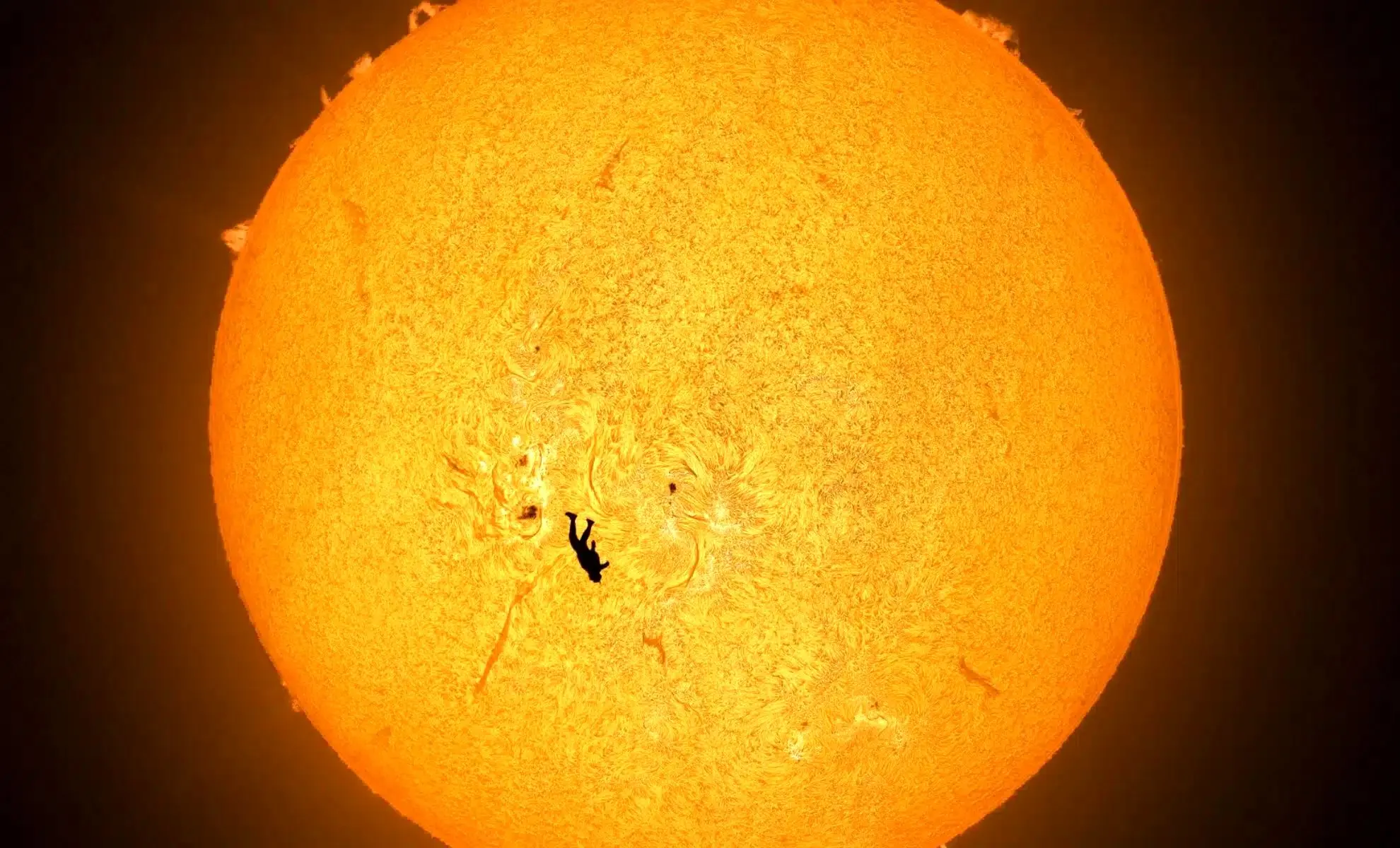 تصویر باورنکردنی از سقوط یک انسان بر روی خورشید!