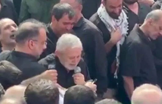 تلقین خواندن حاج منصور ارضی بر پیکر سرلشکر شهید حاجی‌زاده