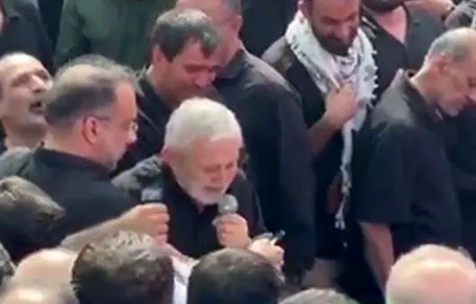 تلقین خواندن حاج منصور ارضی بر پیکر سرلشکر شهید حاجی‌زاده
